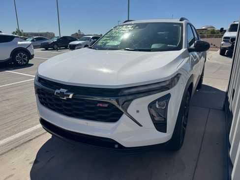 Used 2024 Chevrolet Trax RS w/ Sunroof Package FWD image 2