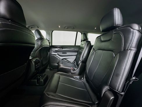 Used 2023 Jeep Grand Cherokee L Laredo image 27