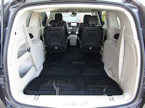 Used 2023 Chrysler Pacifica Touring-L image 35