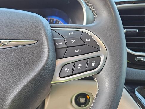 Used 2024 Chrysler Pacifica Touring-L FWD image 30
