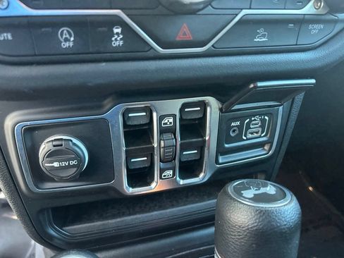 Used 2025 Jeep Wrangler Unlimited Sahara AWD/4WD image 41