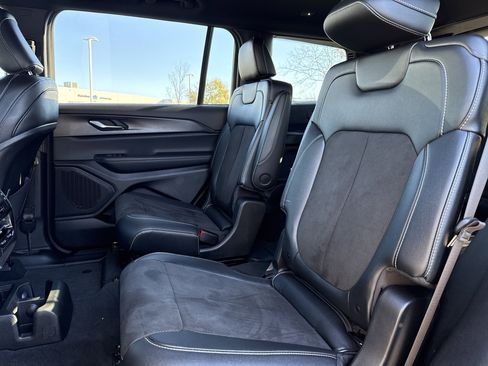 Used 2023 Jeep Grand Cherokee L Laredo image 29