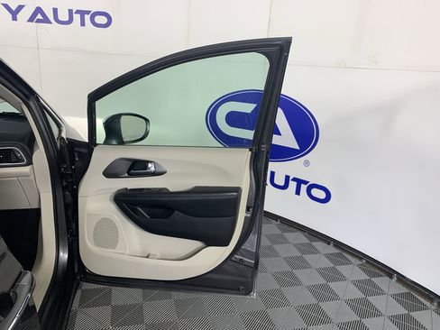 Used 2019 Chrysler Pacifica Limited FWD image 35