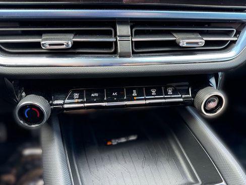 Used 2025 Chevrolet Equinox EV LT image 16