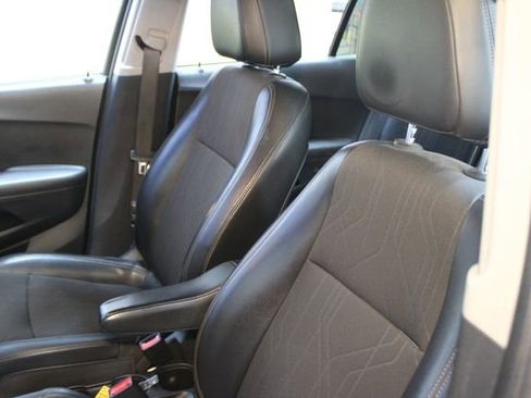 Used 2019 Chevrolet Trax LT w/ LT Convenience Package FWD image 17