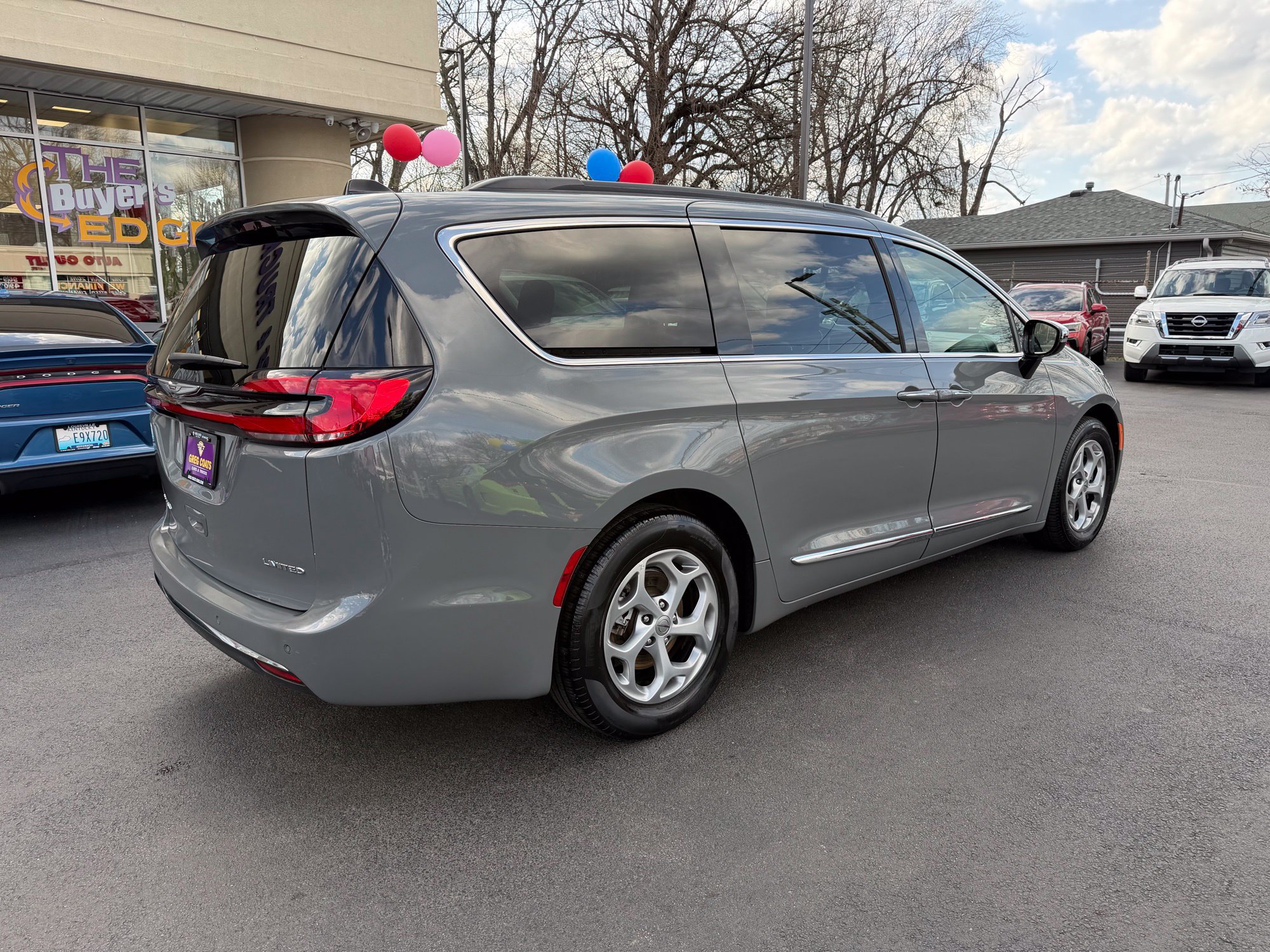 Used 2023 Chrysler Pacifica Limited FWD image 6