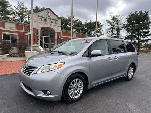 Used 2013 Toyota Sienna XLE image 1