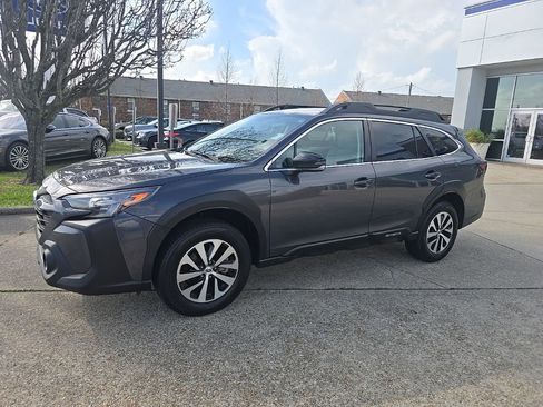 Used 2023 Subaru Outback Premium image 9