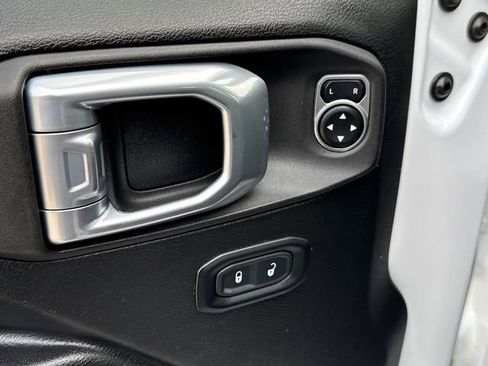 Certified 2021 Jeep Gladiator Willys image 12