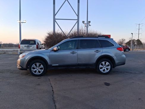 Used 2010 Subaru Outback 2.5i Premium image 4
