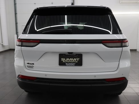 Used 2023 Jeep Grand Cherokee Altitude AWD/4WD image 26