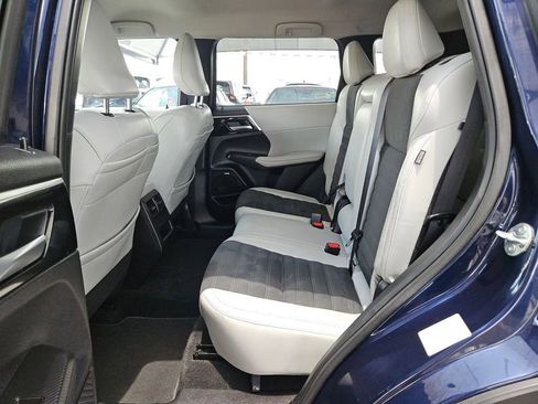Used 2025 Mitsubishi Outlander SE FWD image 17