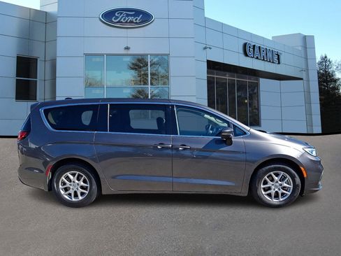 Used 2023 Chrysler Pacifica Touring-L image 10