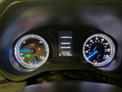 Used 2021 Toyota Venza LE image 19