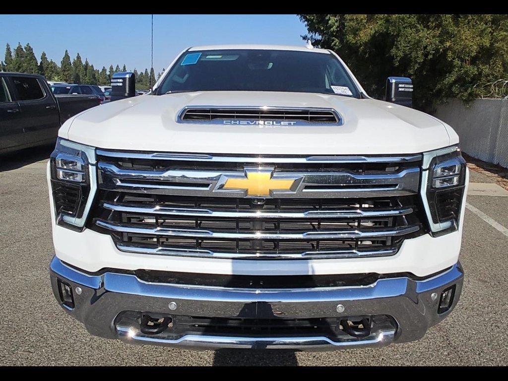 Used 2024 Chevrolet Silverado 2500 LTZ w/ LTZ Convenience Package AWD/4WD image 4