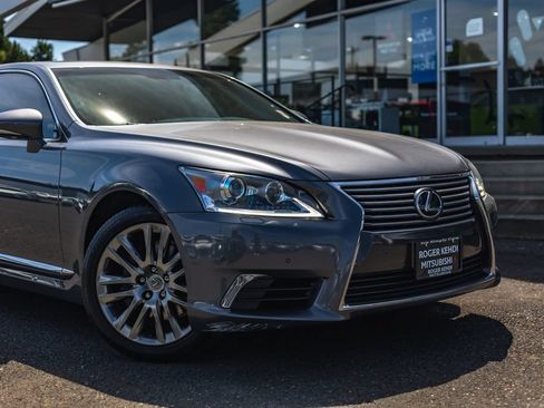 Used 2015 Lexus LS 460 w/ Comfort Package RWD image 3