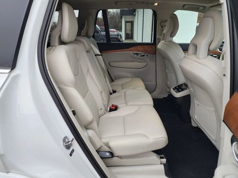 Used 2021 Volvo XC90 T6 Momentum w/ Climate Package image 12