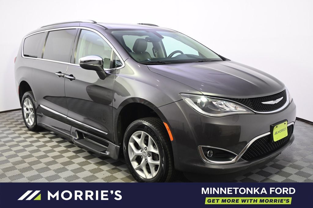 Used 2017 Chrysler Pacifica Limited FWD image 7