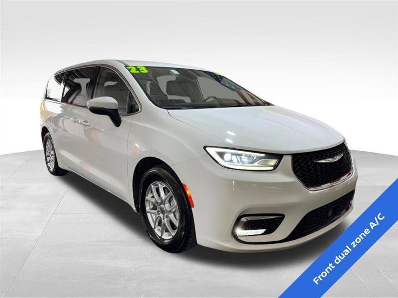 Used 2023 Chrysler Pacifica Touring-L FWD image 3