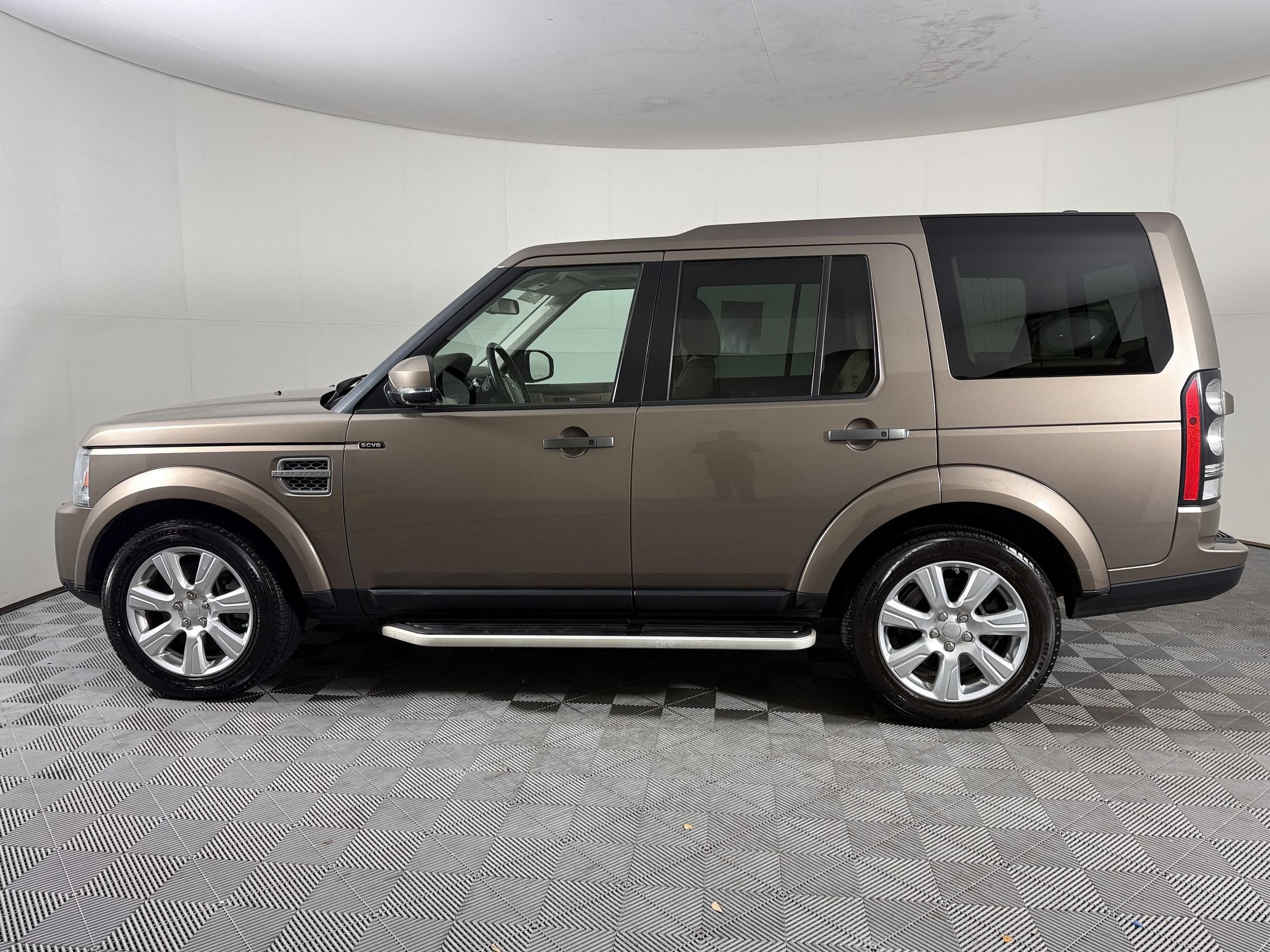 Used 2015 Land Rover LR4 HSE AWD/4WD image 2