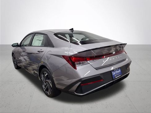 Used 2025 Hyundai Elantra Sport FWD image 13