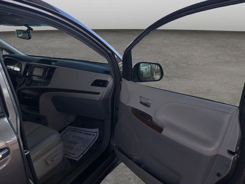 Used 2013 Toyota Sienna XLE image 18