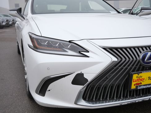 Used 2019 Lexus ES 300h w/ Accessory Package 2 image 16