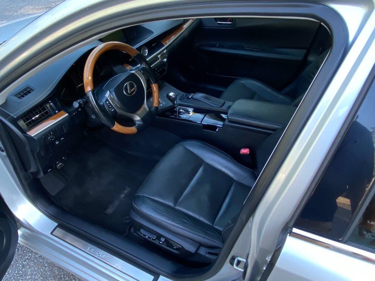 Used 2014 Lexus ES 300h w/ Luxury Package w/Bamboo Trim FWD image 13
