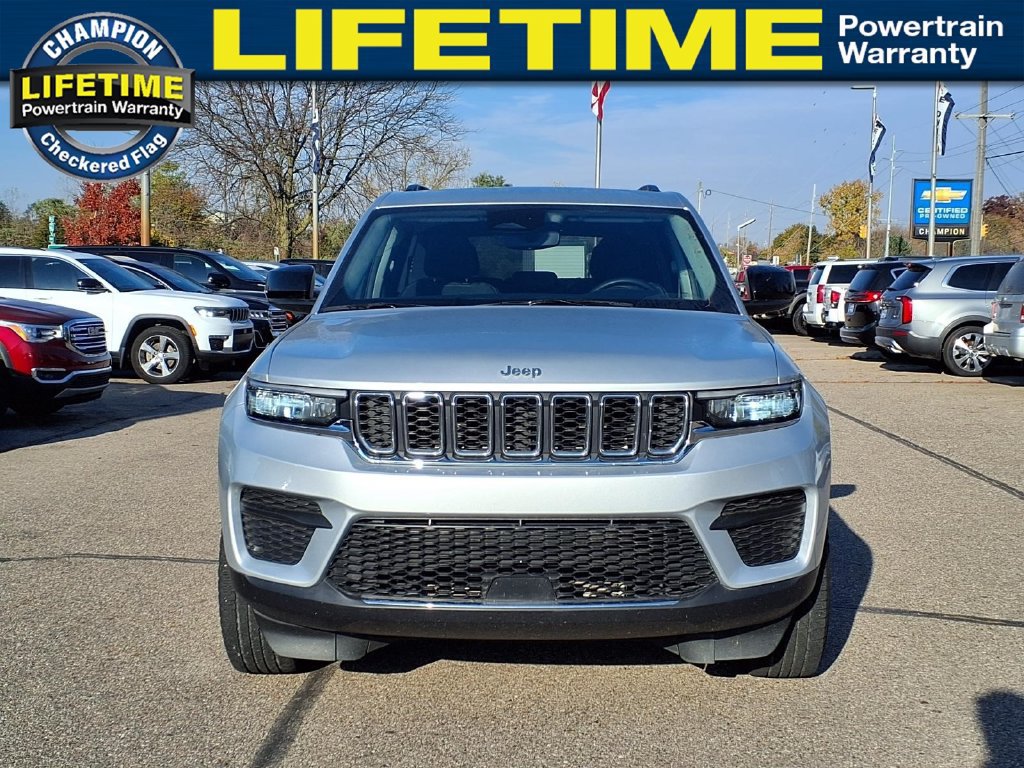 Used 2024 Jeep Grand Cherokee Laredo AWD/4WD image 2