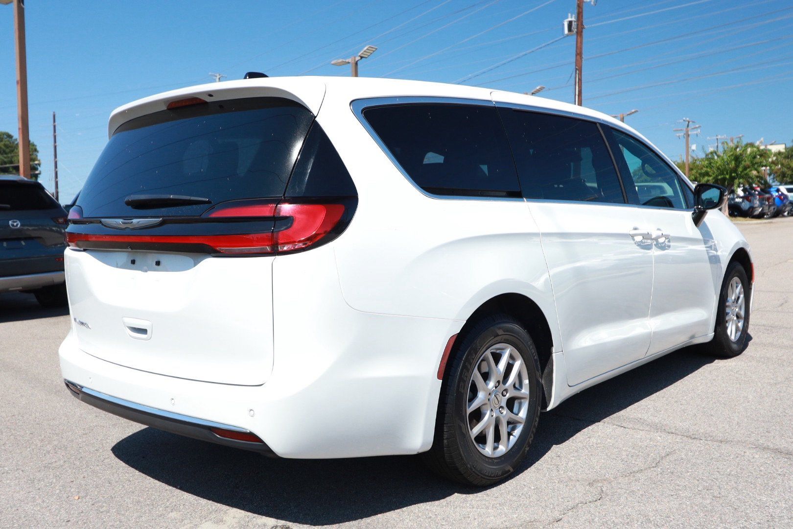 Used 2025 Chrysler Pacifica Select FWD image 5