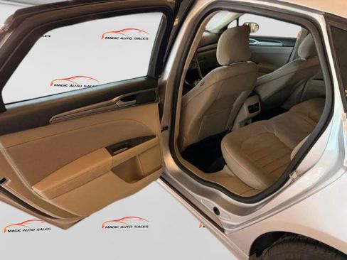 Used 2019 Ford Fusion SE image 13