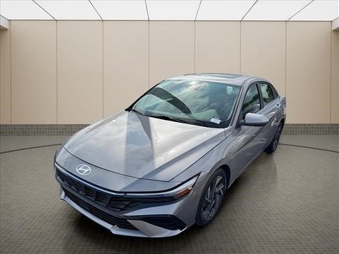Used 2025 Hyundai Elantra SEL FWD image 2