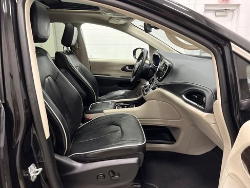 Used 2022 Chrysler Pacifica Limited AWD/4WD image 33