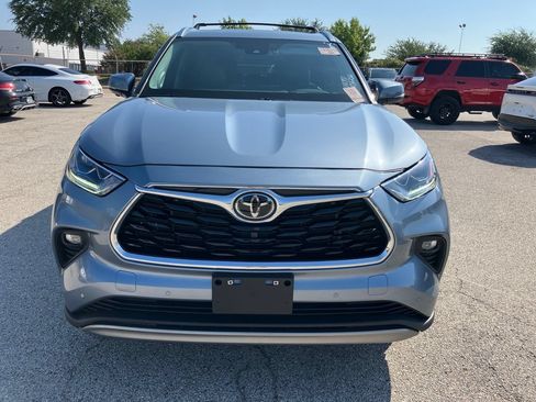 Used 2024 Toyota Highlander Platinum FWD image 2