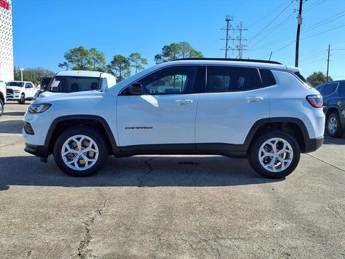 Used 2024 Jeep Compass Latitude image 21