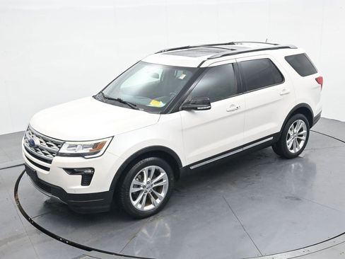 Used 2018 Ford Explorer XLT w/ Equipment Group 202A AWD/4WD image 17