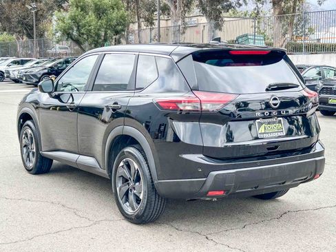 Used 2025 Nissan Rogue SV FWD image 8