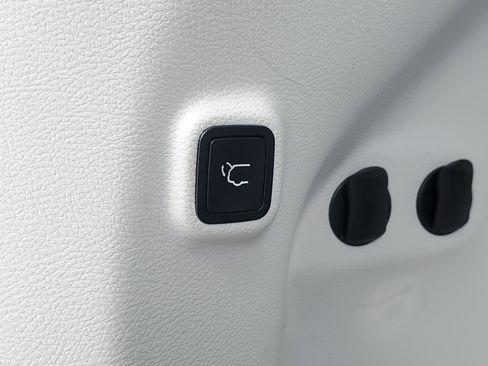 Used 2020 Jeep Cherokee Latitude Plus w/ Comfort/Convenience Group FWD image 8