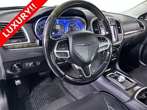 Used 2018 Chrysler 300 Limited image 10