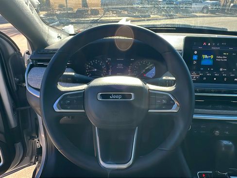 Used 2024 Jeep Compass Latitude image 25