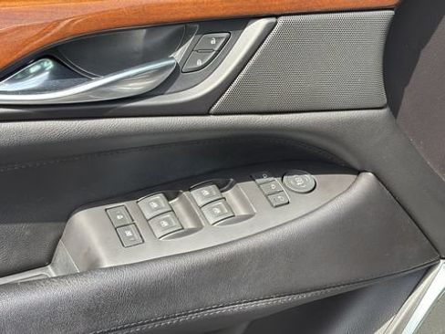 Used 2019 Cadillac Escalade Luxury w/ Escalade Sport Edition AWD/4WD image 17