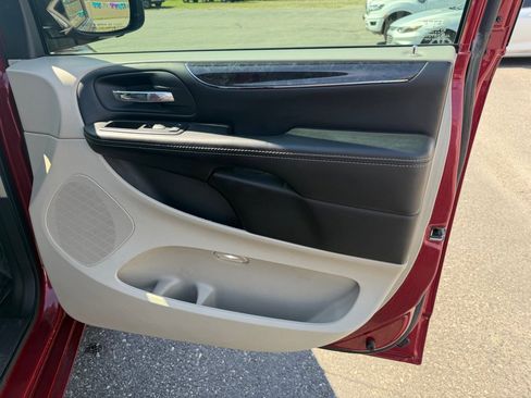 Used 2015 Chrysler Town & Country Touring FWD image 17