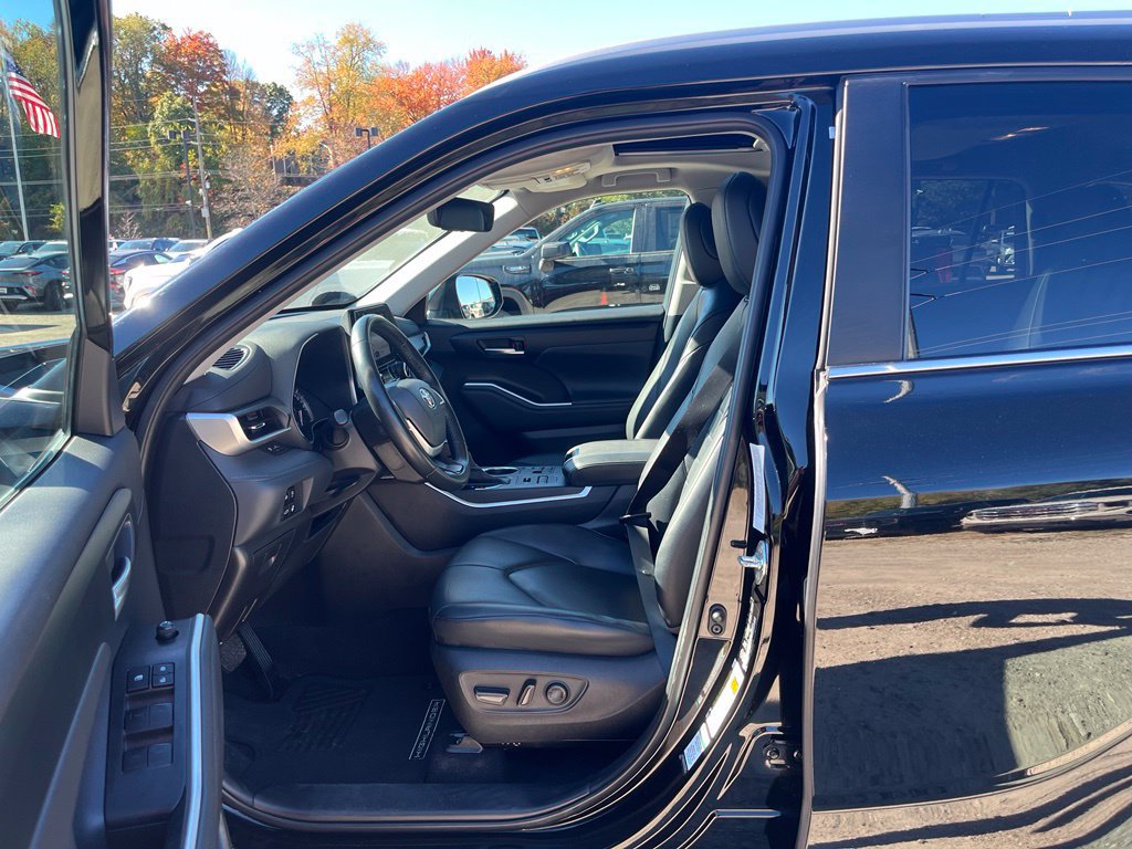 Used 2023 Toyota Highlander XLE AWD/4WD image 19