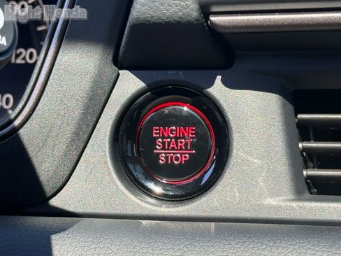 Used 2025 Honda Pilot TrailSport image 27