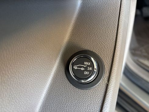 Used 2020 Chevrolet Traverse LT w/ LT Premium Package image 12