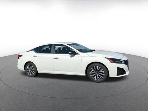 Used 2025 Nissan Altima 2.5 SV image 2