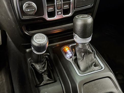 Used 2022 Jeep Wrangler Unlimited Sport image 17