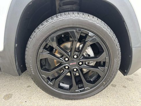 Used 2022 GMC Terrain SLE w/ Driver Convenience Package image 4