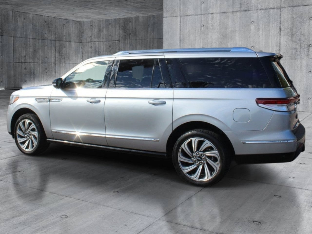 Used 2024 Lincoln Navigator L 4WD image 3