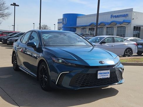 Used 2025 Toyota Camry SE w/ Convenience Package image 3